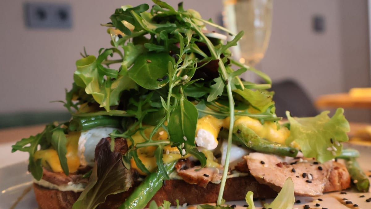 Protein Source – Zartes Roastbeef, Rucola, pochiertes Ei, grüne Bohnen, Béarnaise-Sauce und geröstetes Sauerteigbrot. Brunch by Sole, Berlin-Schöneberg.