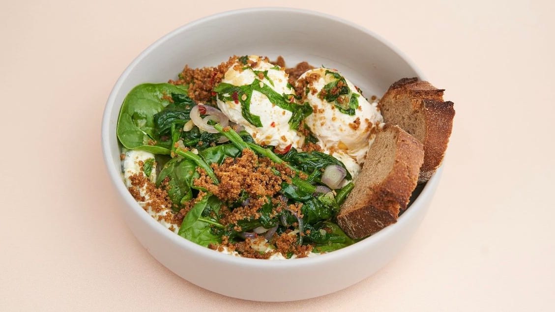 Pochierte Eier auf Blattspinat mit gerösteten Bröseln – Brunch by Sole, Berlin-Schöneberg