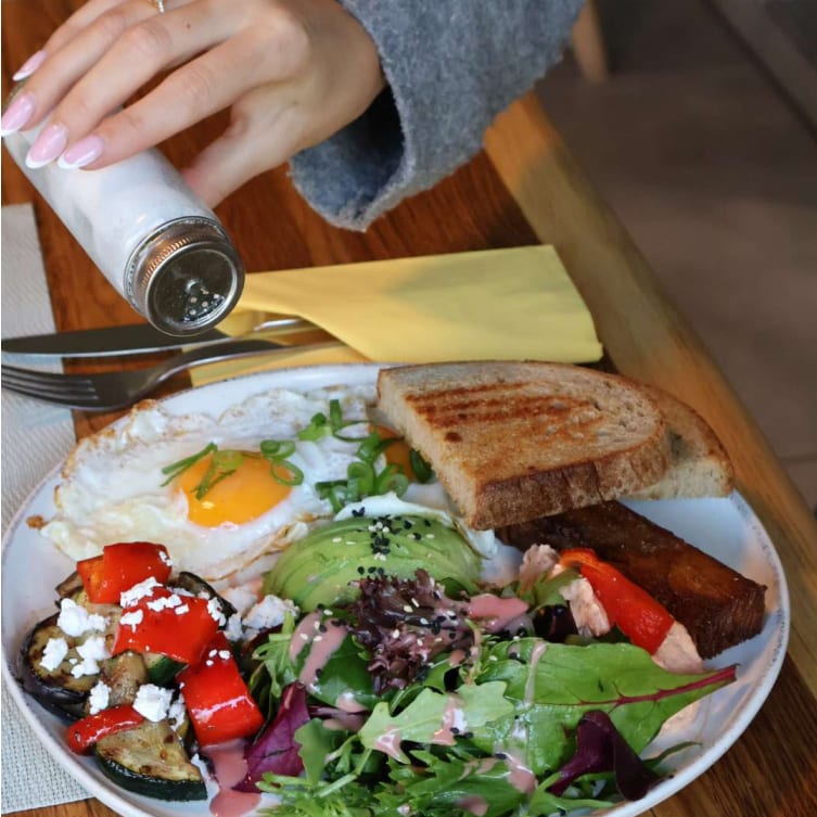 Frühstücksteller mit Spiegelei, Avocado und Salat – Brunch by Sole, Berlin-Schöneberg