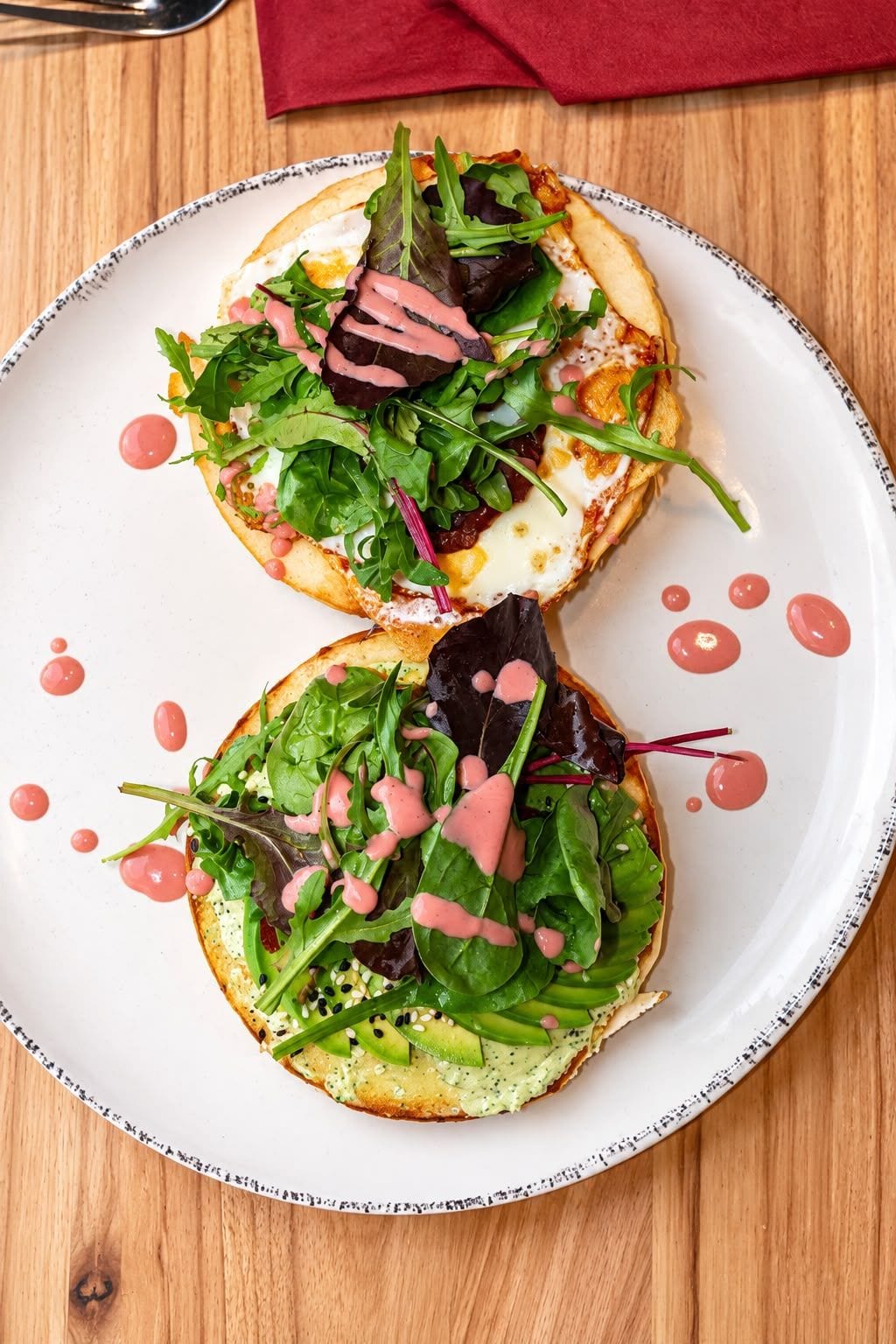 Zwei Fladenbrothälften mit pochiertem Ei, Avocado, Blattsalat und Rote-Bete-Dressing – Brunch by Sole, Berlin-Schöneberg