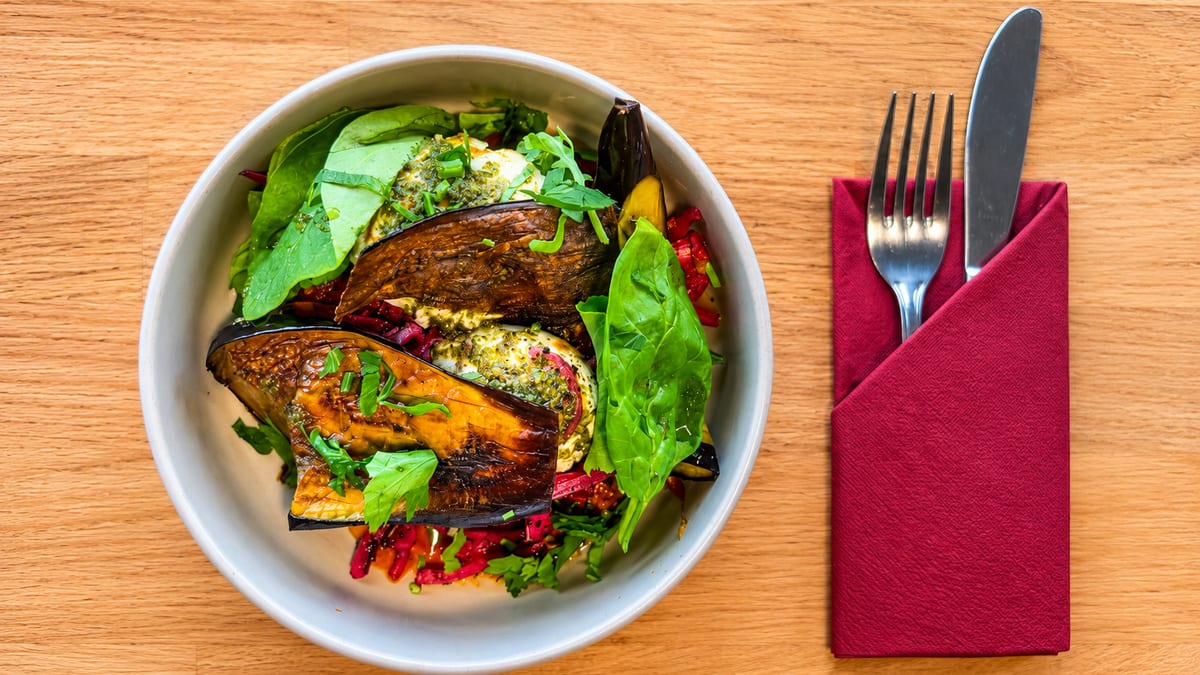 Schale mit geröstetem Gemüse, Kräuterpesto und Blattsalat – Brunch by Sole, Berlin-Schöneberg