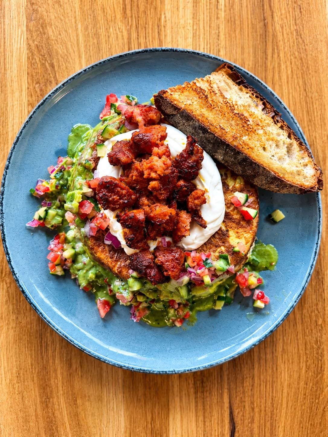 Teller mit Guacamole, Stracciatella, Chorizo und Pico de Gallo, dazu geröstetes Sauerteigbrot – Brunch by Sole, Berlin-Schöneberg