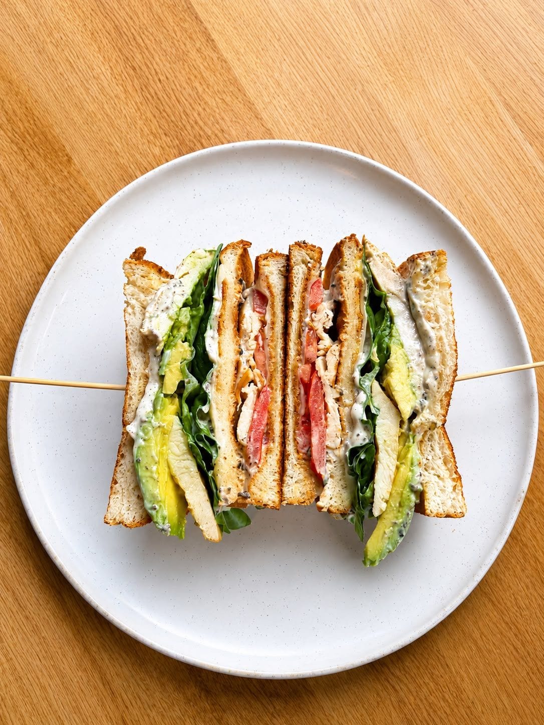 Club-Sandwich mit gegrilltem Hähnchen, Avocado, Tomate und Salat – Brunch by Sole, Berlin-Schöneberg