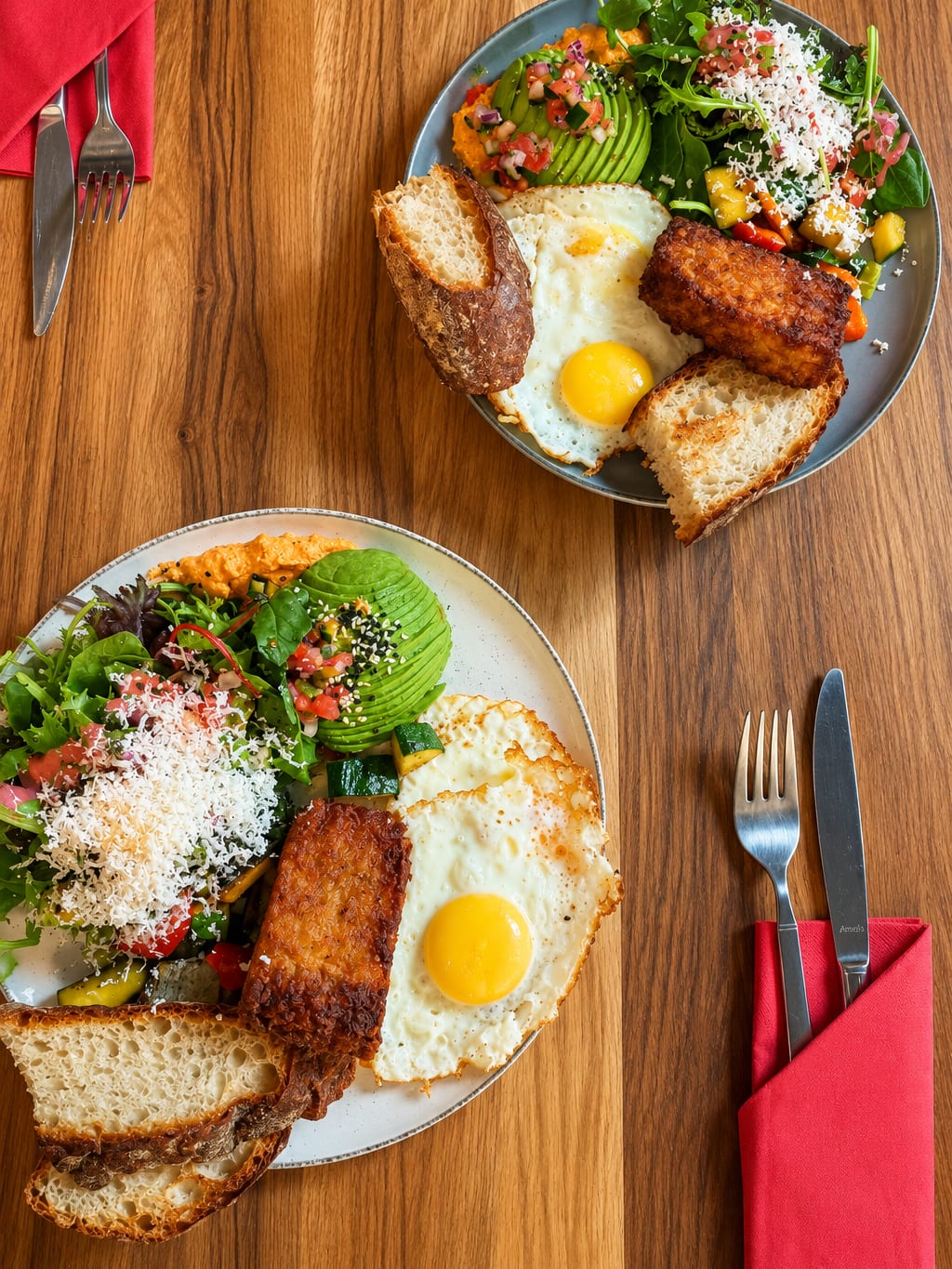Fitness-Frühstück – Avocado, zwei Spiegeleier, mediterranes Gemüse, Peperonisoße, Ziegenkäse, Kartoffelrösti, Salat, Brot. Brunch by Sole, Berlin-Schöneberg.
