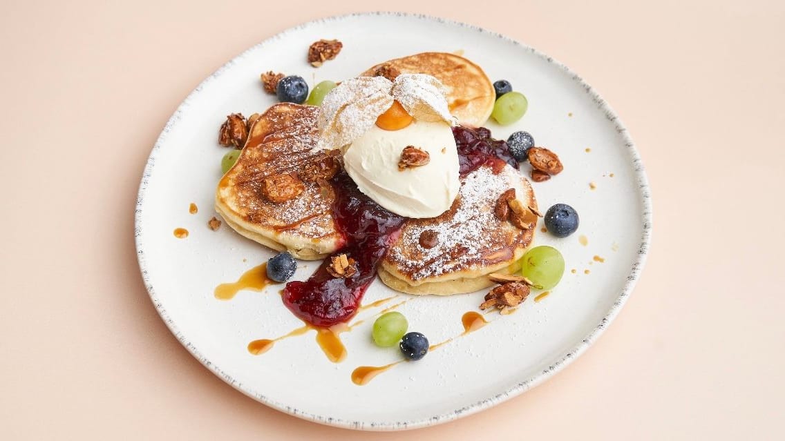 Pancakes mit Beerenkompott und Sahne – Brunch by Sole, Berlin-Schöneberg