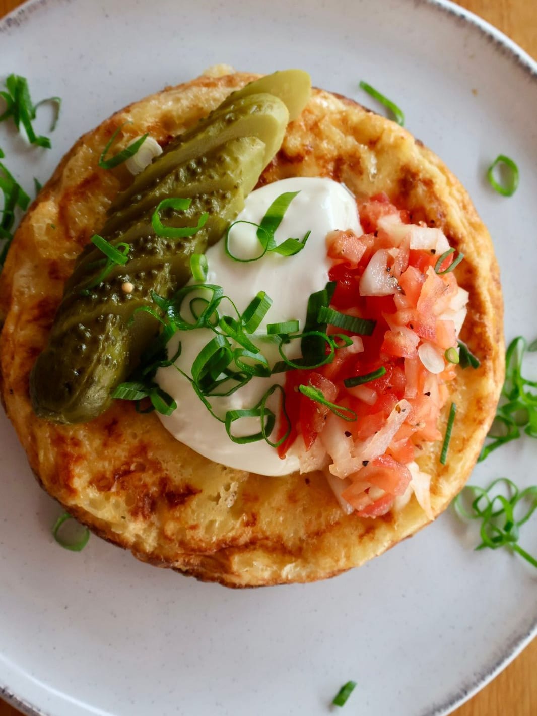 Spanische Omelette – Karamellisierte Zwiebeln, Kartoffeln, geschmolzener Mozzarella, Crème fraîche und eingelegte Gurken. Brunch by Sole, Berlin-Schöneberg.
